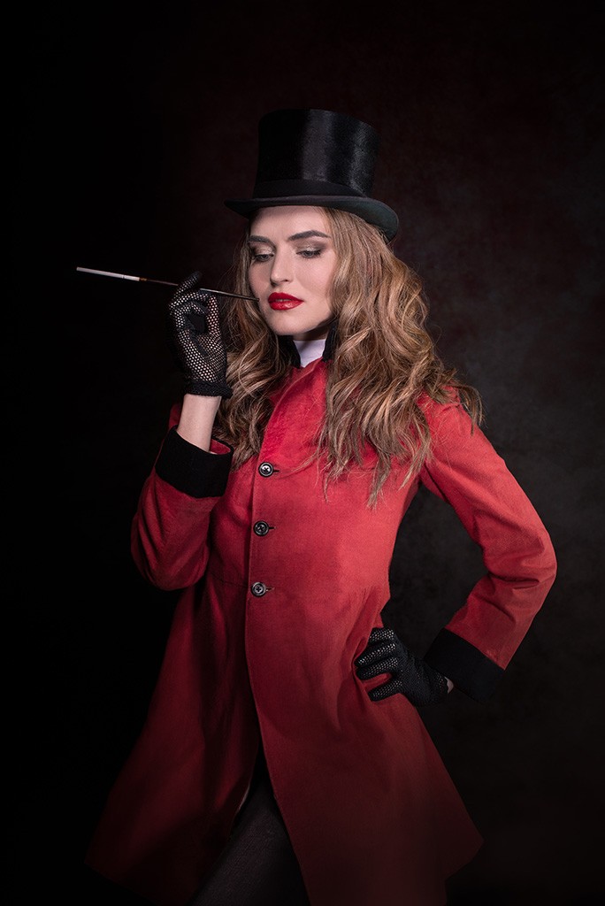 Lady in Red. Model: Daria. Model agency 'Divino Espejo', Barcelona. Photographer: Andrey Bond.